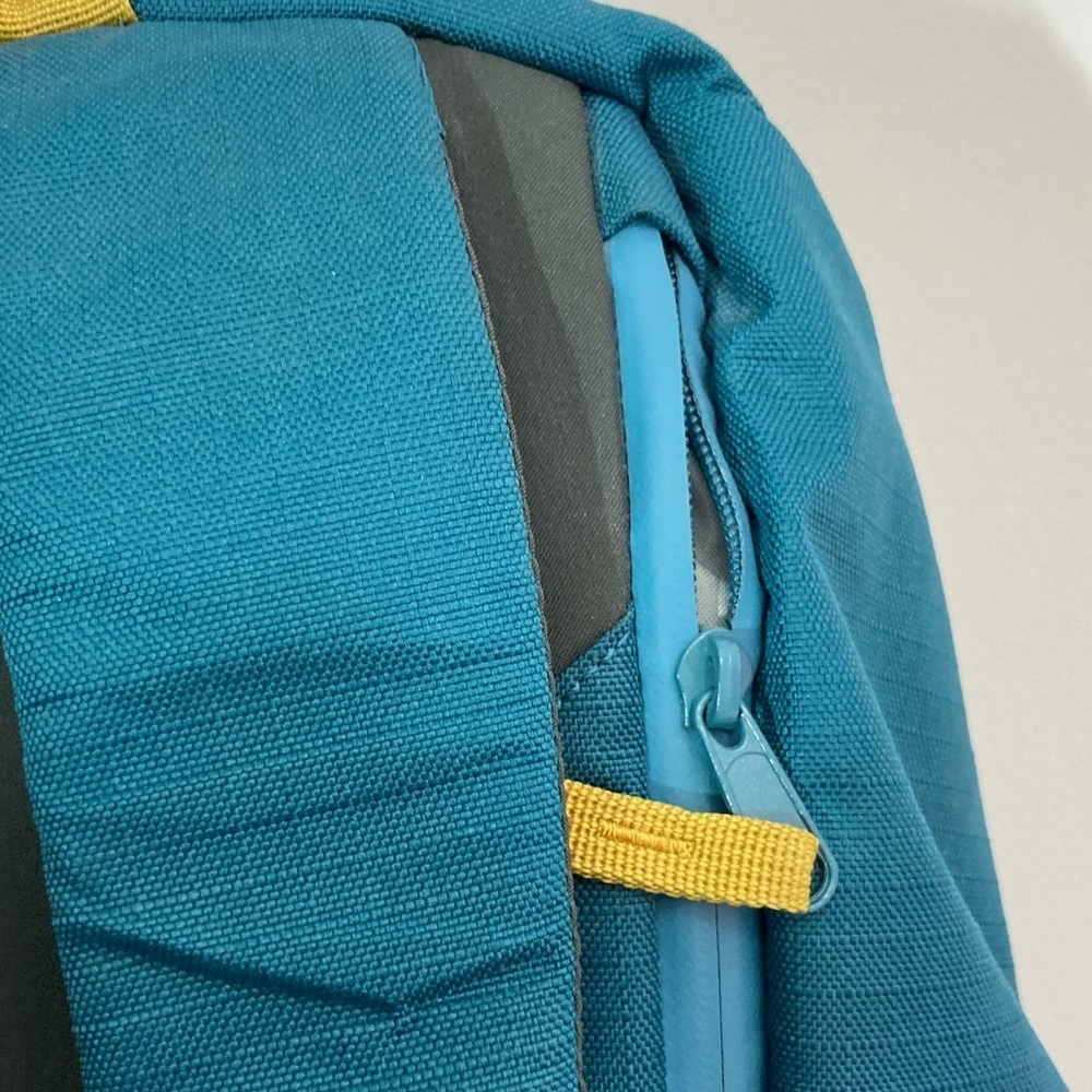 Woods Commuter 18 Daypack in teal/blue with yellow accents - Picture 6 of 7